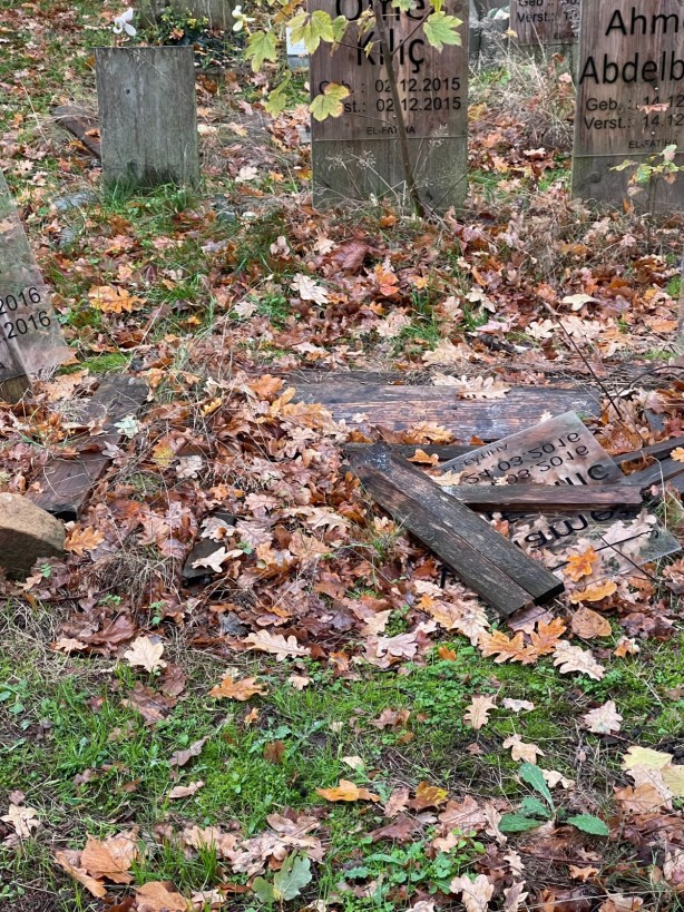 Foto - Almanya'da Müslüman mezarlığına çirkin saldırı!