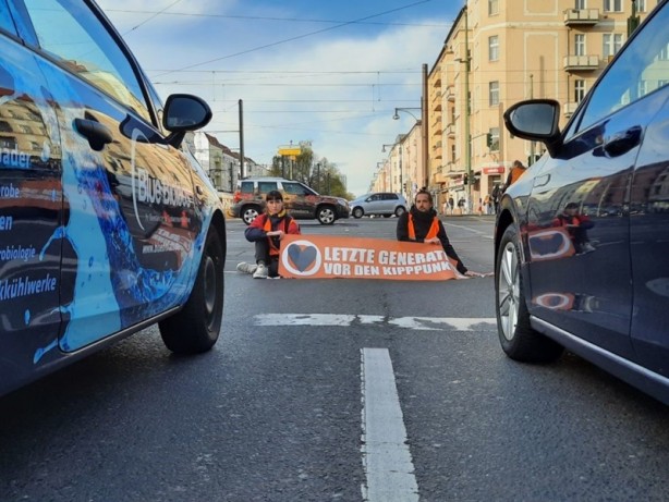 Foto - Almanya'da protesto! Ellerini asfalta yapıştırdılar