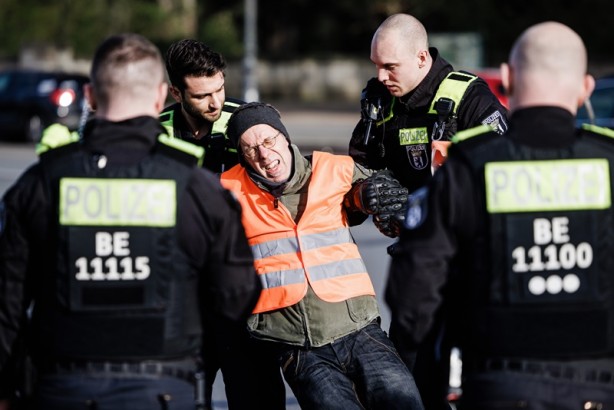 Foto - Almanya'da protesto! Ellerini asfalta yapıştırdılar