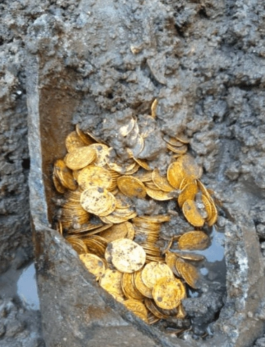 Foto - Almanya’da şaşkına çeviren olay! Kazma vuruldukça altın fışkırdı