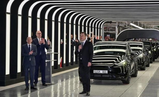 Foto - Almanya'da Tesla'ya sert tepki! Sokaklara döküldüler