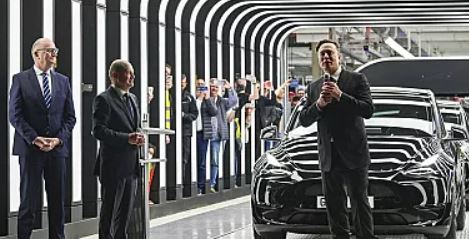 Foto - Almanya'da Tesla'ya sert tepki! Sokaklara döküldüler