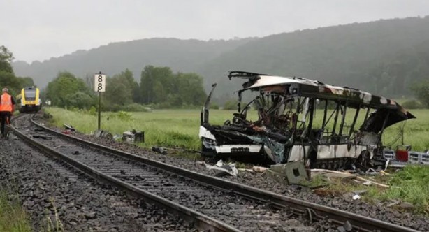 Almanya’da trenle otobüs çarpıştı! Çok sayıda yaralı var