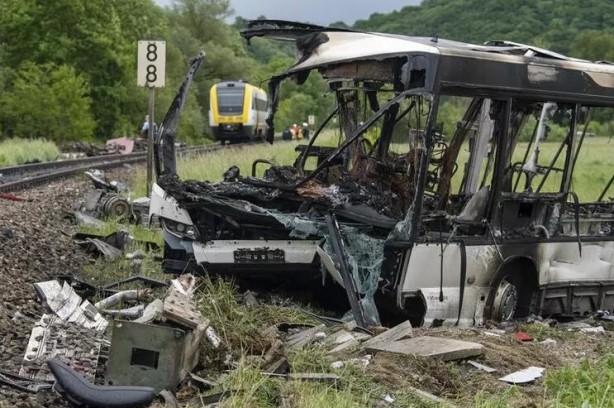 Foto - Almanya’da trenle otobüs çarpıştı! Çok sayıda yaralı var