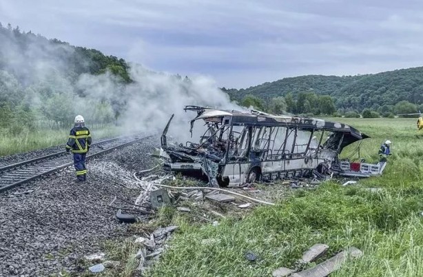 Foto - Almanya’da trenle otobüs çarpıştı! Çok sayıda yaralı var