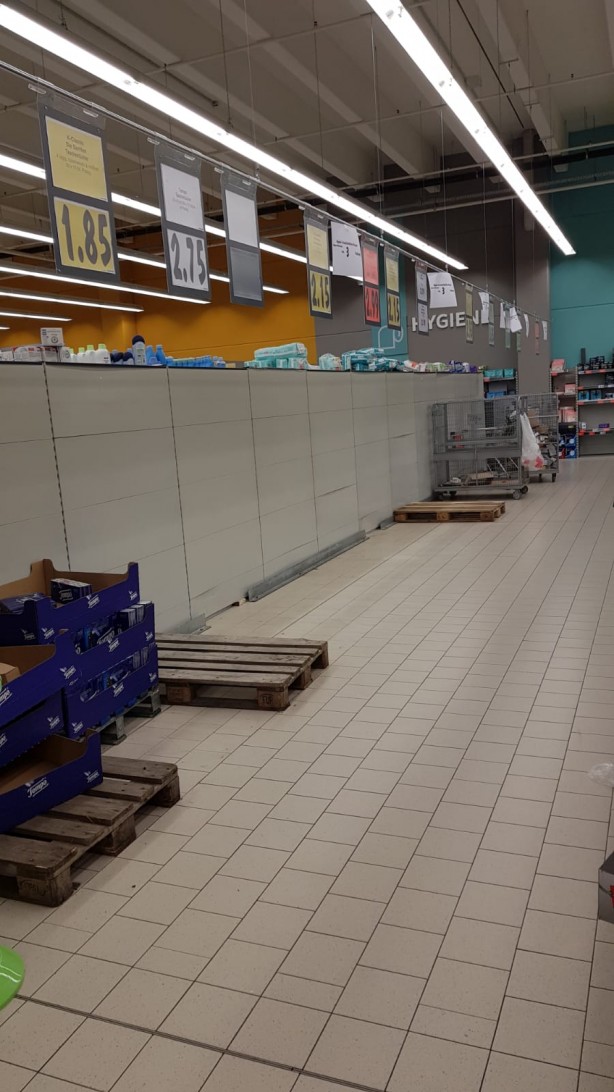 Almanya’da virüs sonrası son durum! Marketlere daldılar