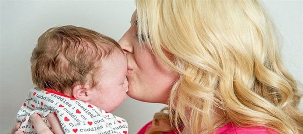 Foto - Alnını gören hayret ediyor!