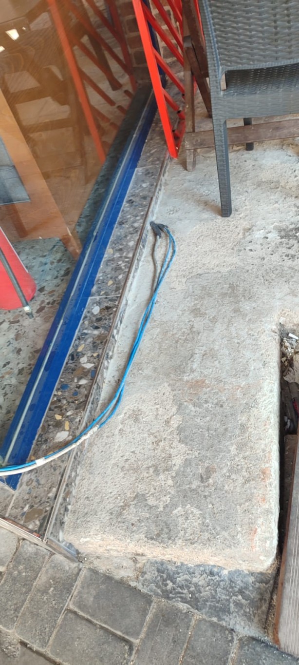 Foto - Alsancak’ta elektrik kabloları yine dışarıda 