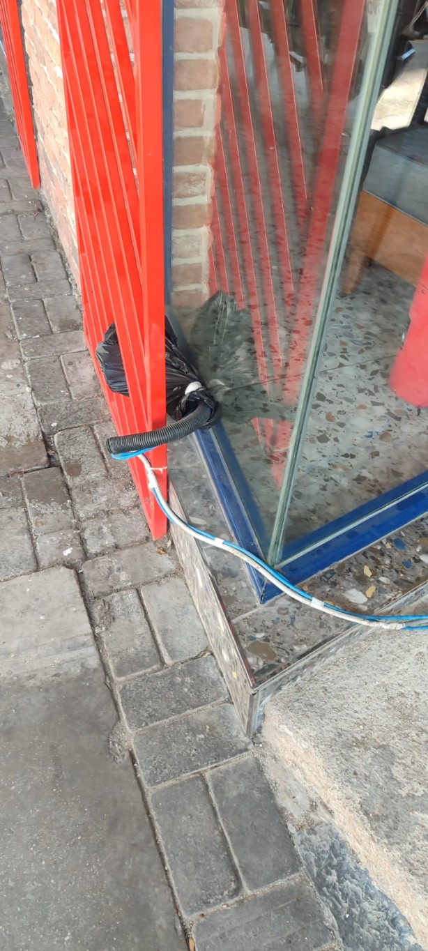 Foto - Alsancak’ta elektrik kabloları yine dışarıda 