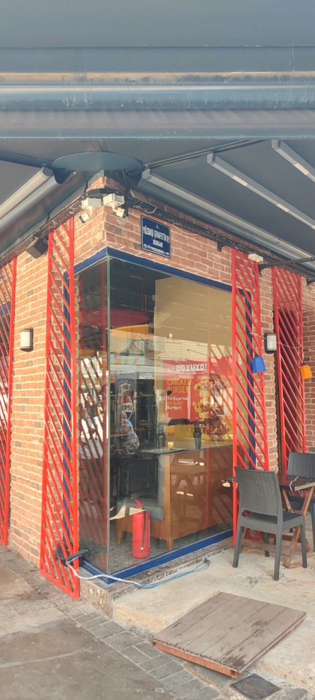 Foto - Alsancak’ta elektrik kabloları yine dışarıda 