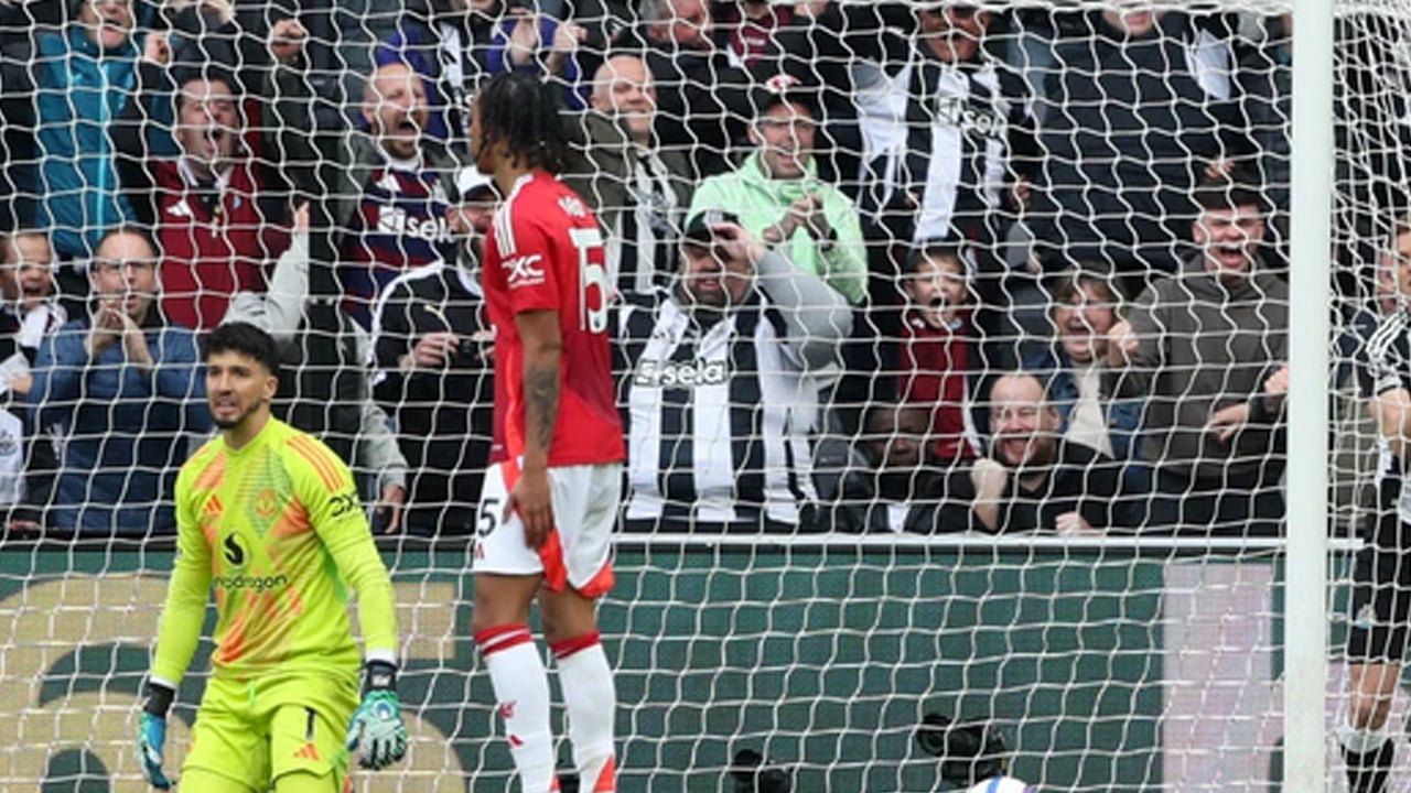 Altay Bayındır çileden çıkardı! Böyle olmaz ki be Altay’ım: İlk maçında tarihi tersten yazdı…
