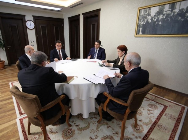 Foto - Altılı masanın toplantısında neler konuşuldu? Kılıçdaroğlu'ndan Akşener'e: Kalkıp gideyim mi?