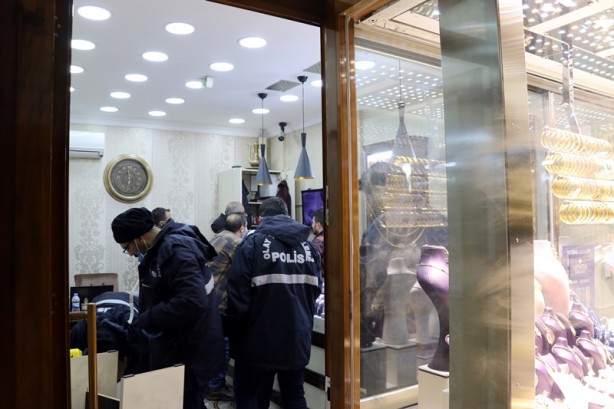 Altın alma bahanesiyle gittiği kuyumcuyu yaraladı