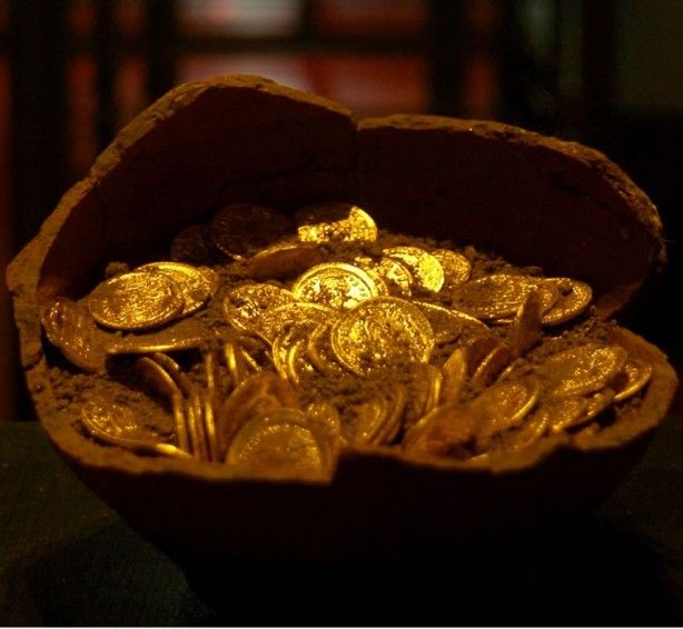 Altın hazinesi bulundu! Şans eseri duvardan altın yağmaya başladı