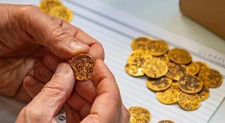 Foto - Altın hazinesi bulundu! Şans eseri duvardan altın yağmaya başladı