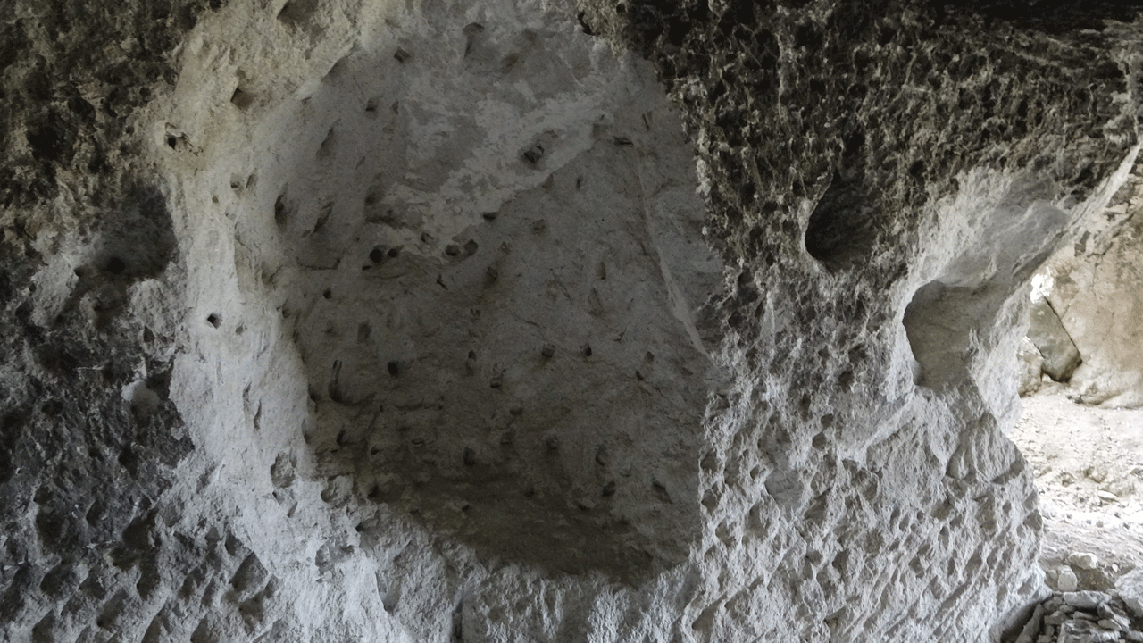 Foto - Altın söylentisi kulaktan kulağa yayıldı, akın eden define avcıları sit alanını harabeye çevirdi