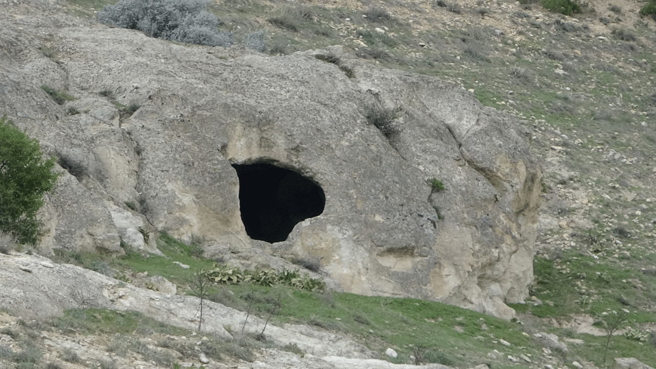 Altın söylentisi kulaktan kulağa yayıldı, akın eden define avcıları sit alanını harabeye çevirdi