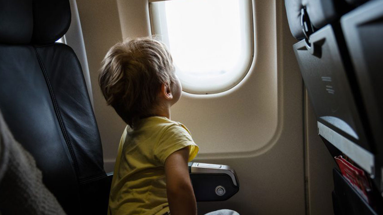 Foto - Altın tavsiyeler! Uçakta stres olmadan çocukla seyahat etmenin sırrı