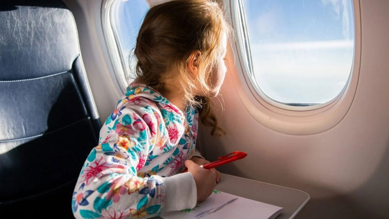 Foto - Altın tavsiyeler! Uçakta stres olmadan çocukla seyahat etmenin sırrı
