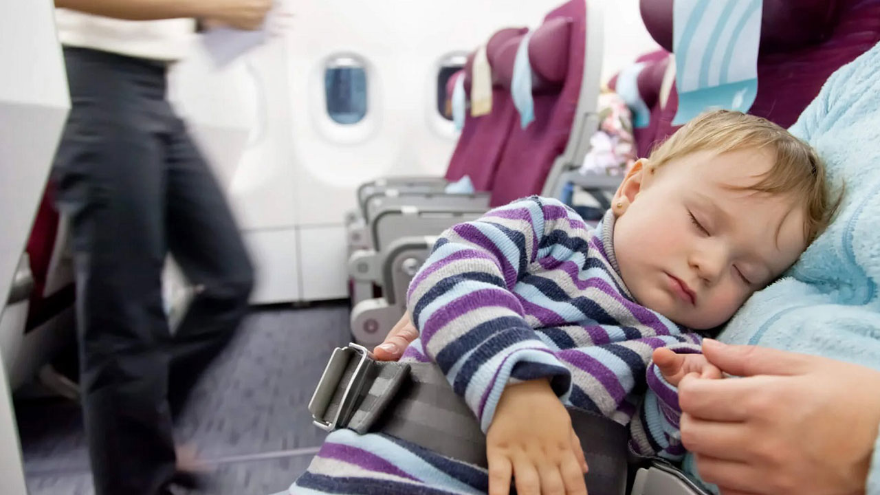 Foto - Altın tavsiyeler! Uçakta stres olmadan çocukla seyahat etmenin sırrı