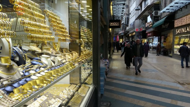 Altın uçunca kuyumcular doldu taştı! Kuyumcu esnafı altının sene sonunda göreceği rakamı açıkladı