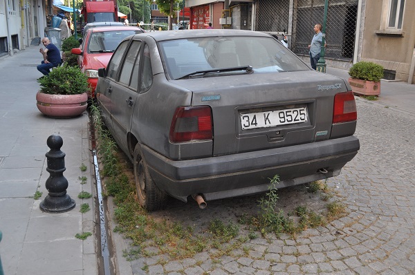 Foto - Altında otlar yeşerdi! Bu araç 10 senedir aynı yerde duruyor