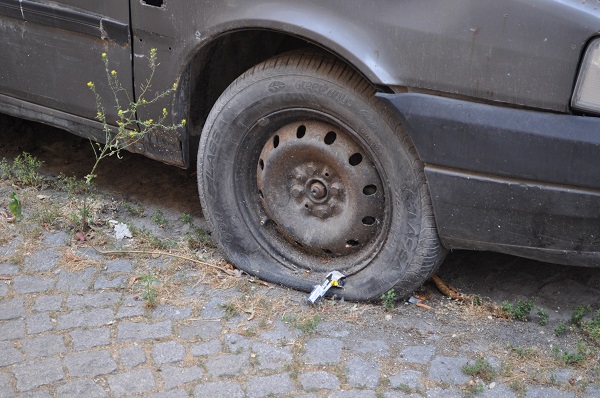 Altında otlar yeşerdi! Bu araç 10 senedir aynı yerde duruyor