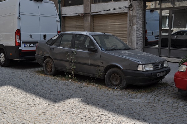 Foto - Altında otlar yeşerdi! Bu araç 10 senedir aynı yerde duruyor