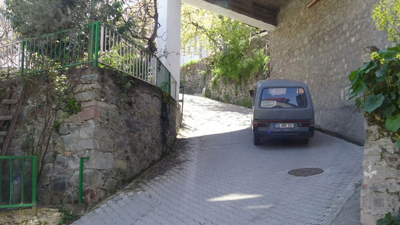 Foto - Altından yol geçiyor! Artvin’deki bu cami görenleri şaşkına çeviriyor