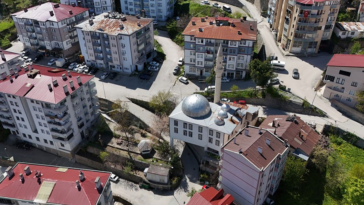 Foto - Altından yol geçiyor! Artvin’deki bu cami görenleri şaşkına çeviriyor