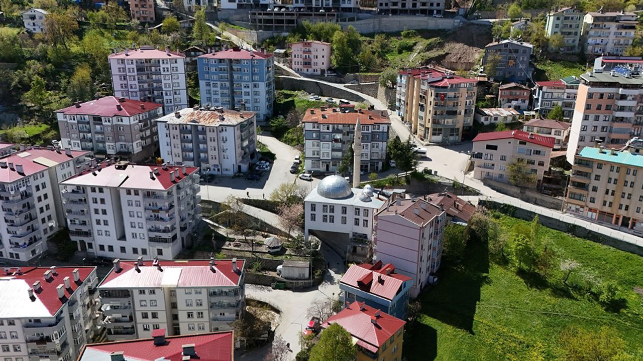 Foto - Altından yol geçiyor! Artvin’deki bu cami görenleri şaşkına çeviriyor