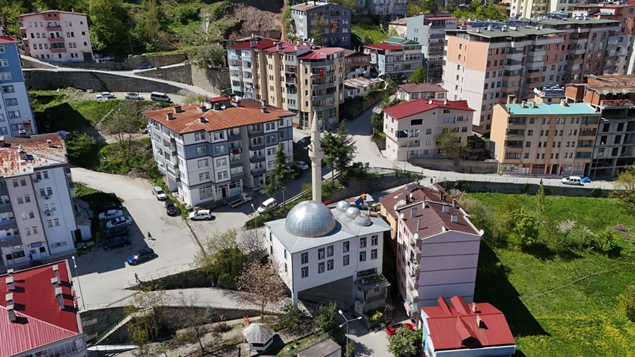 Altından yol geçiyor! Artvin’deki bu cami görenleri şaşkına çeviriyor