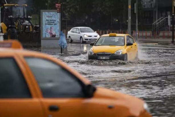 Foto - Altyapı eksikliği kendini gösterdi! Ankara'da yollar göle döndü