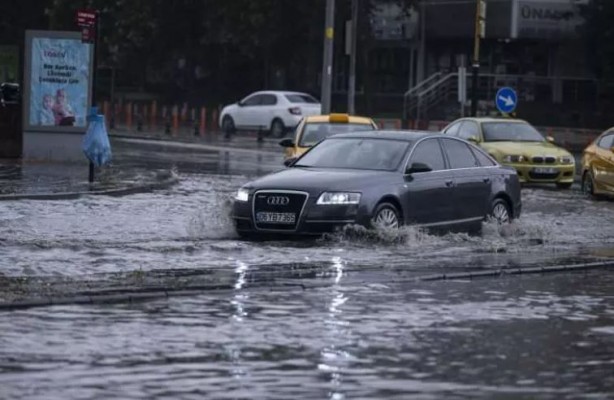 Foto - Altyapı eksikliği kendini gösterdi! Ankara'da yollar göle döndü