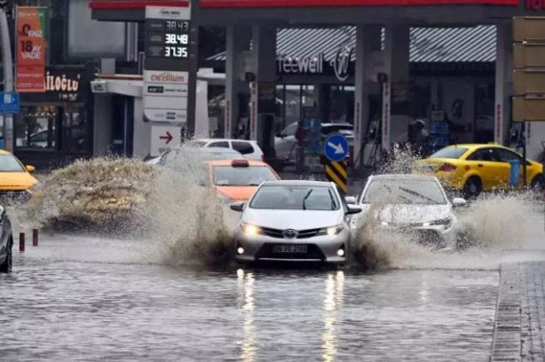 Altyapı eksikliği kendini gösterdi! Ankara'da yollar göle döndü