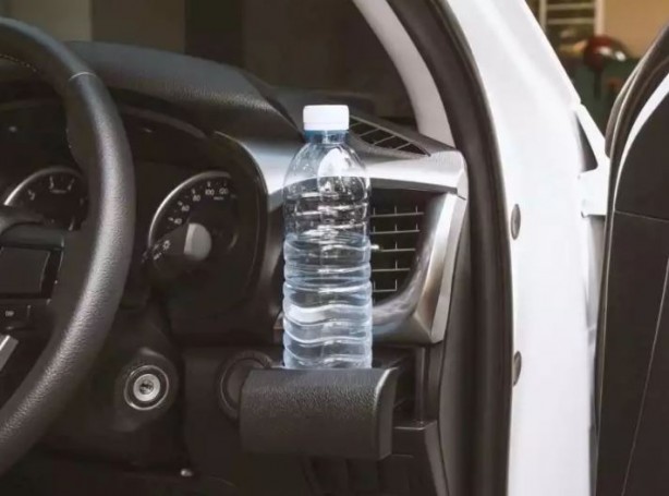 Foto - Aman dikkat! Arabanızda sakın su şişesi bırakmayın...