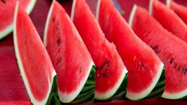 Aman dikkat! Karpuzu böyle yemek hastalık saçıyor!