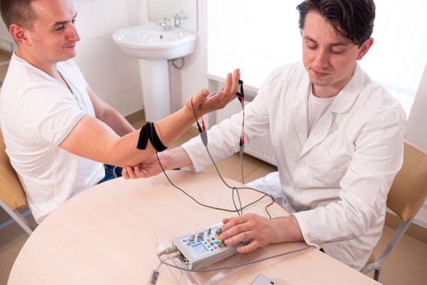 Foto - Aman dikkat! Kolda ve bacakta ani güç kaybı varsa… Erken müdahale şart!