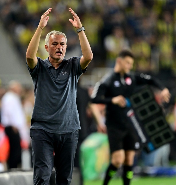 Foto - Aman dikkat! O kararı ısrarla çıktı… Fenerbahçe'de Mourinho'dan yönetime transfer baskısı! Israrla istiyor
