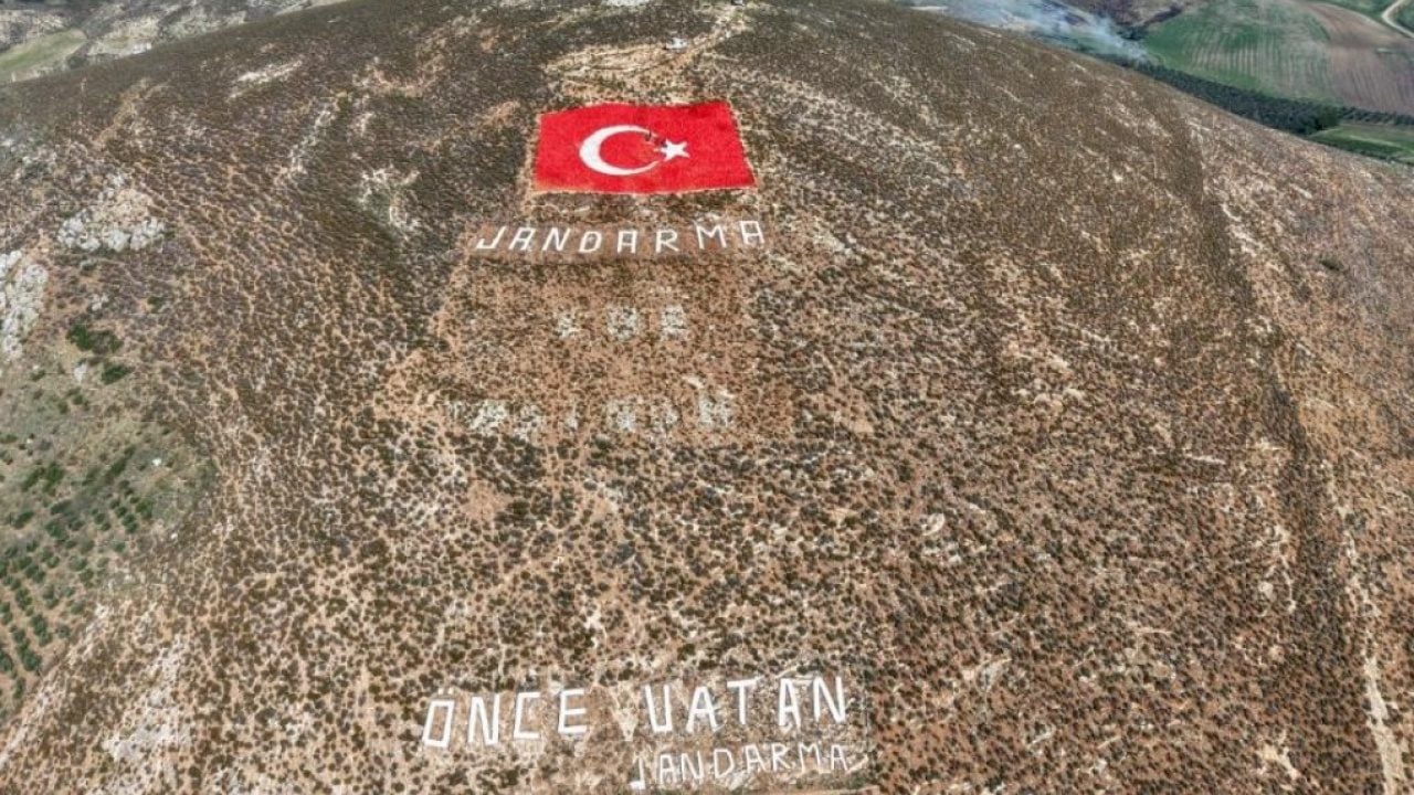 Foto - Amanosların zirvesindeki dev Türk bayrağı yenilendi
