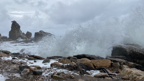 Amasra’da dalgaların boyları 4 metreye ulaştı