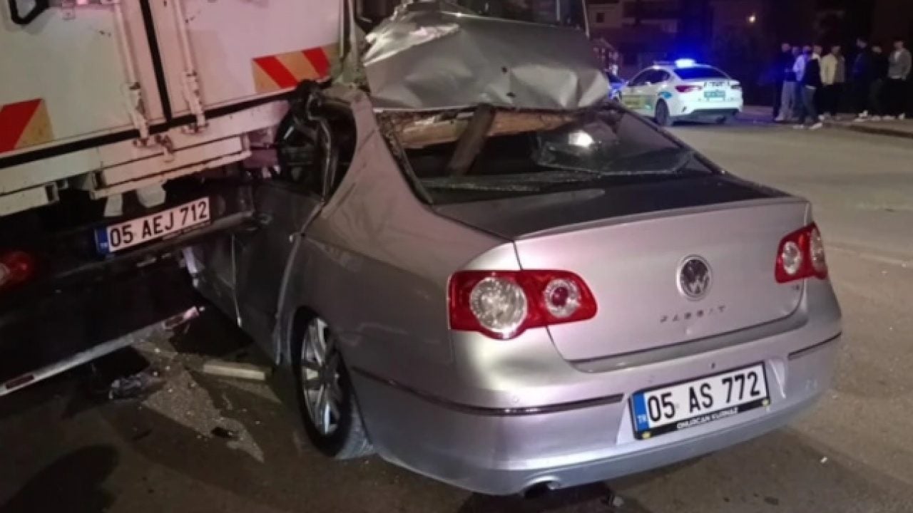 Foto - Amasya'da feci kaza: Otomobil kamyonetin altına girdi!