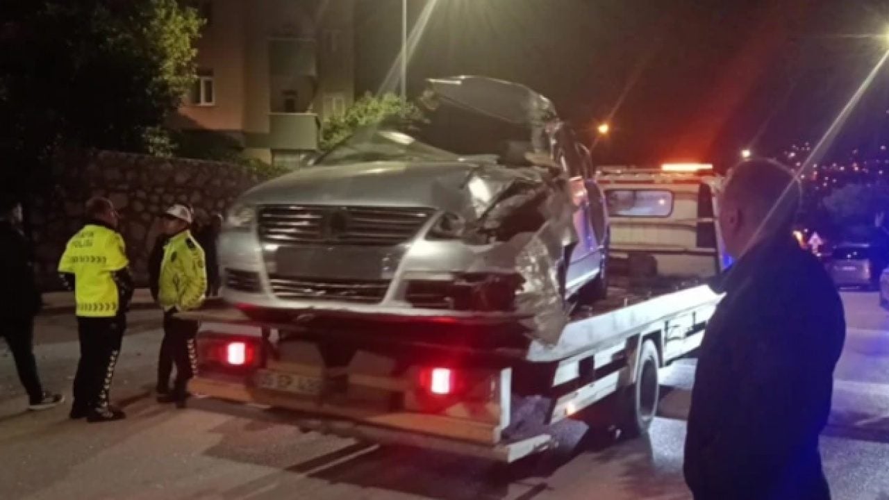 Foto - Amasya'da feci kaza: Otomobil kamyonetin altına girdi!