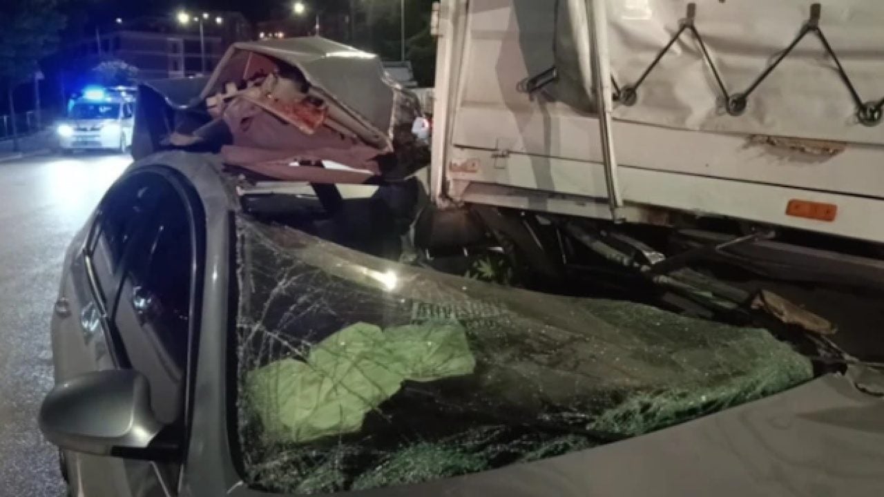 Amasya'da feci kaza: Otomobil kamyonetin altına girdi!