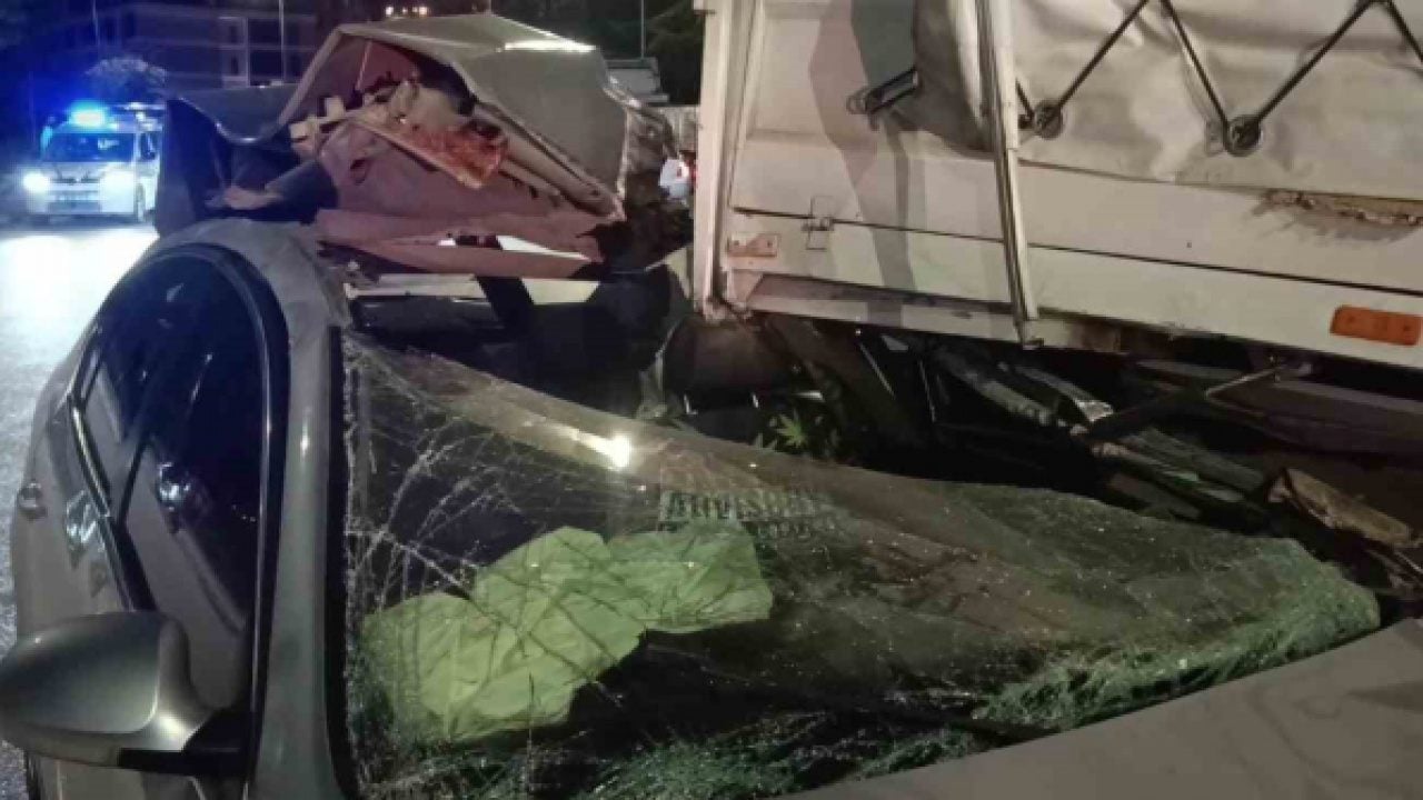 Foto - Amasya'da feci kaza: Otomobil kamyonetin altına girdi!