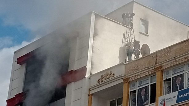 Foto - Amasya'da korku dolu anlar! Çatıda mahsur kalan 5 çalışan kurtarıldı