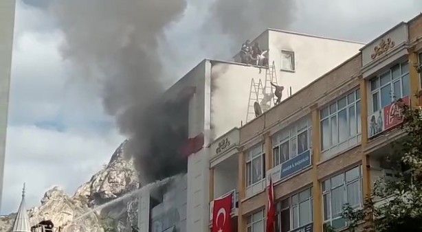 Foto - Amasya'da korku dolu anlar! Çatıda mahsur kalan 5 çalışan kurtarıldı