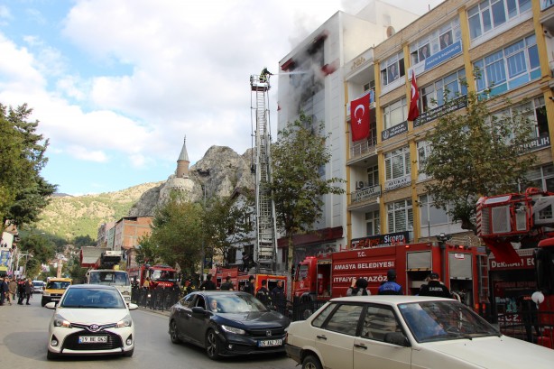 Amasya'da korku dolu anlar! Çatıda mahsur kalan 5 çalışan kurtarıldı