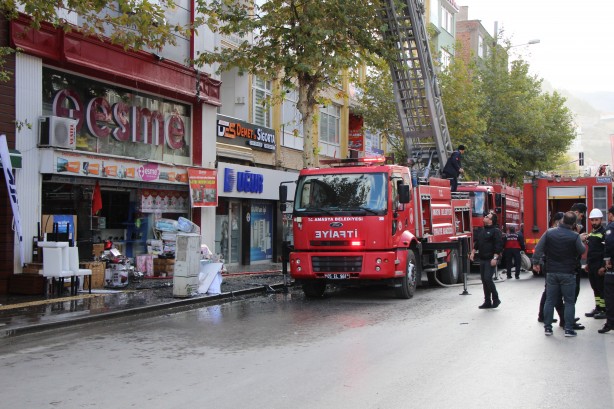 Foto - Amasya'da korku dolu anlar! Çatıda mahsur kalan 5 çalışan kurtarıldı