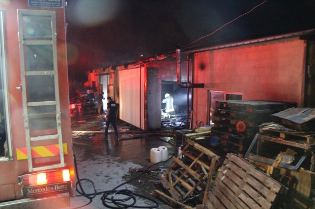 Foto - Amasya’da nakliyat deposunda korkutan yangın
